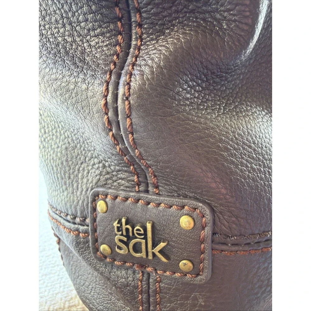 The Sak Brown Pebbled Shoulder Bag Zip Closure Shoulder Strap Inner Pockets